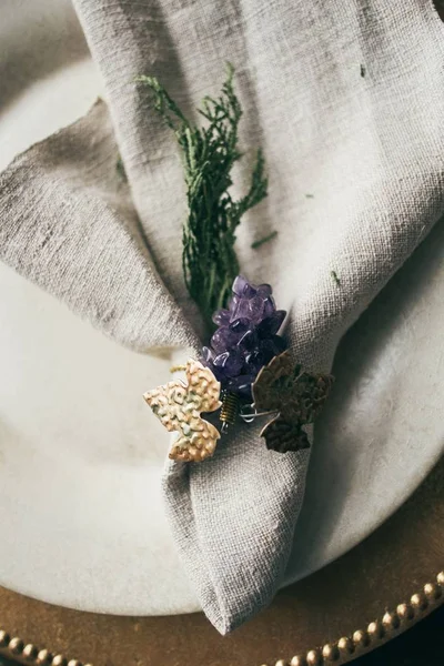 peçete dekorasyonu ile plaka üzerinde