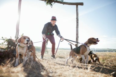 adam komik kukla ile 