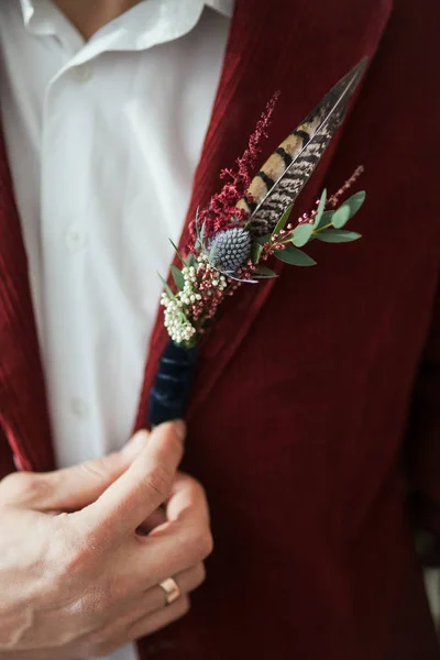 Manlig hand röra boutonniere — Stockfoto