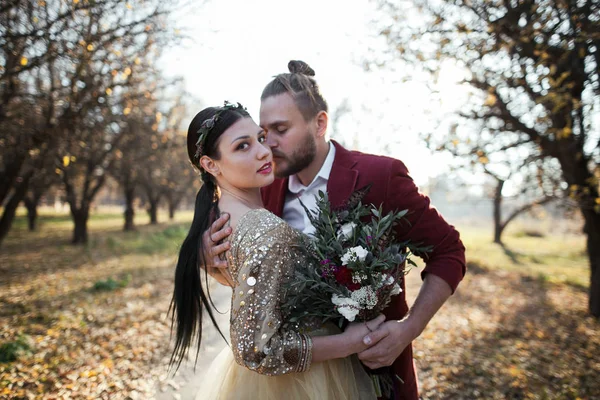 Nevěsta pár na podzimní park — Stock fotografie