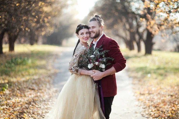 Nevěsta pár na podzimní park — Stock fotografie