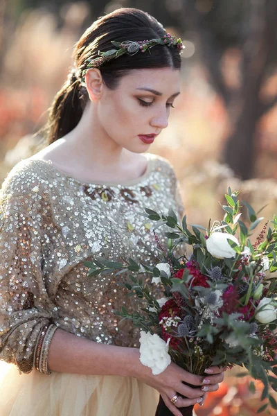 Belle mariée, en plein air dans la campagne — Photo