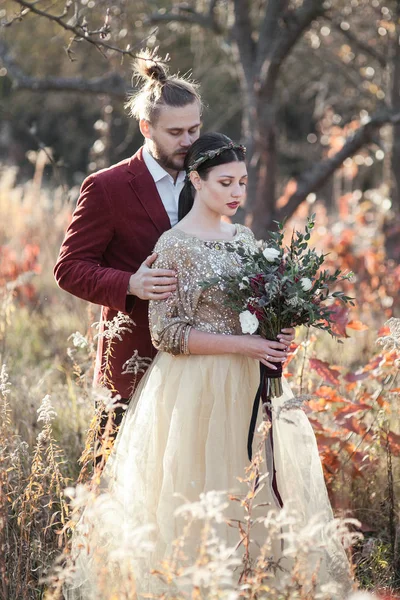 秋の公園で花嫁のカップル — ストック写真