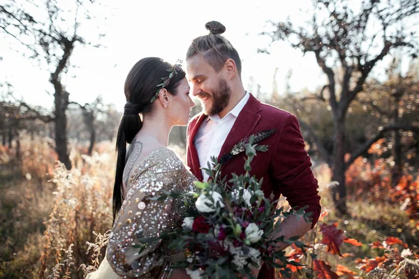 Pareja de novias en otoño parque — Foto de Stock