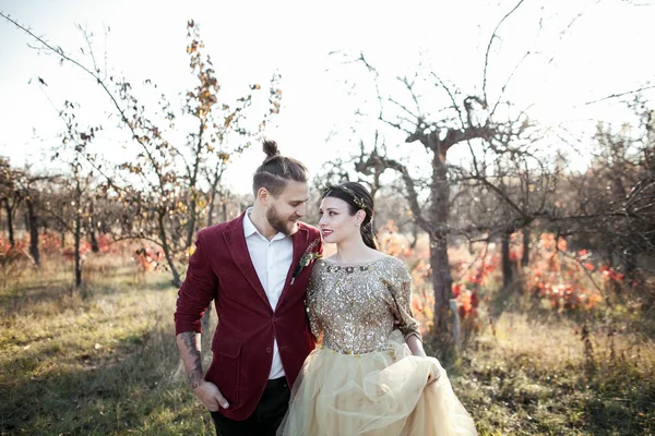 Nevěsta pár na podzimní park — Stock fotografie