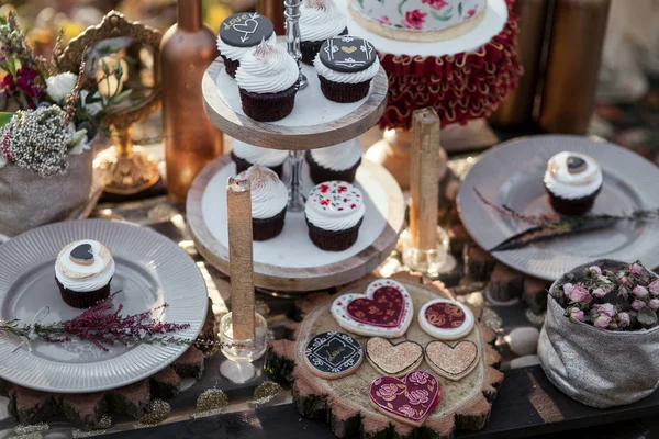 Свадебный стол с тортами — стоковое фото