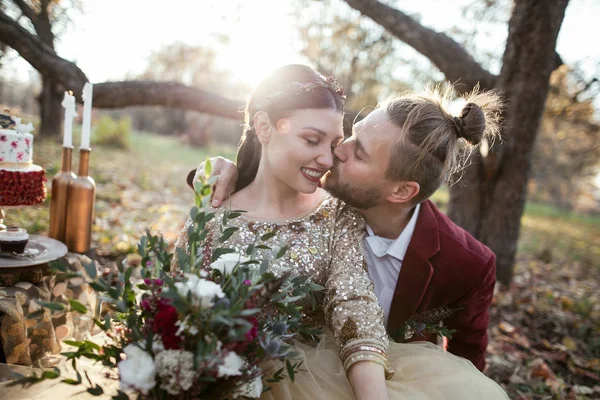 Pareja de novias en otoño parque — Foto de Stock