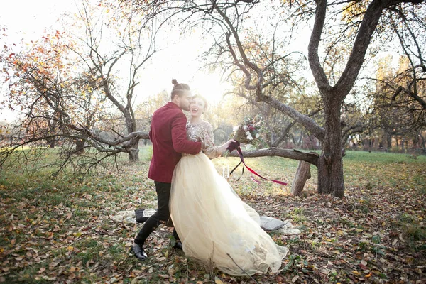 Bride couple at autumn park — Stock Photo, Image