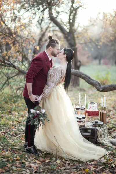 Pareja de novias en otoño parque — Foto de Stock