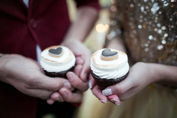 Çift kalp dekor ile cupcakes holding