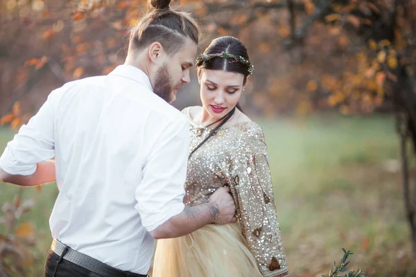 Bruid paar in herfst park — Stockfoto