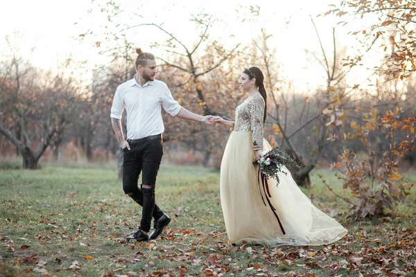 Nevěsta pár na podzimní park — Stock fotografie