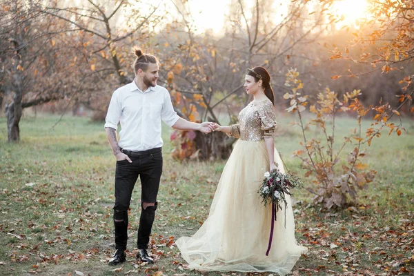 秋の公園で花嫁のカップル — ストック写真