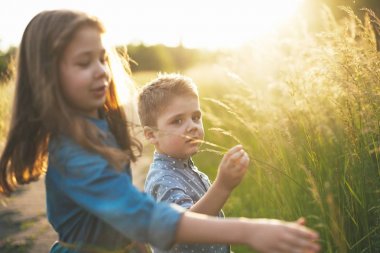 erkek ve kız Park'ta yürüyüş