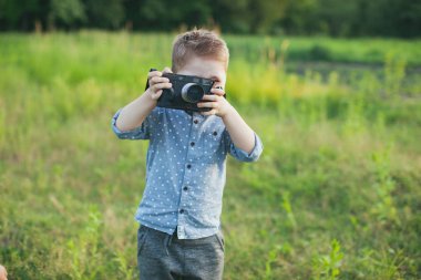 kamera ile küçük çocuk 