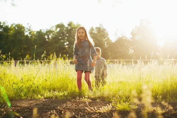 Menino e menina em passeio no parque — Fotografia de Stock