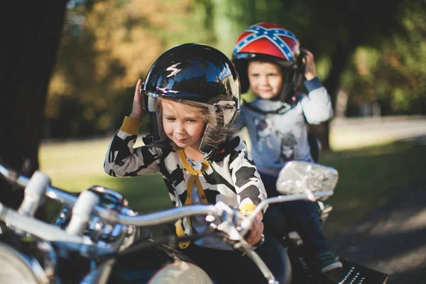 Dívka a chlapec jízda na motorcykle — Stock fotografie