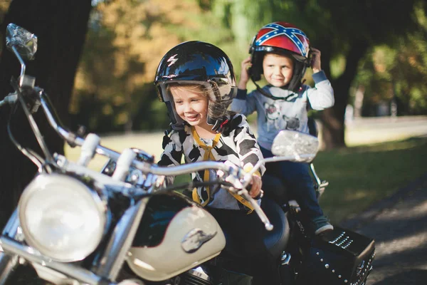 Девочка и мальчик катаются на мотоцикле — стоковое фото