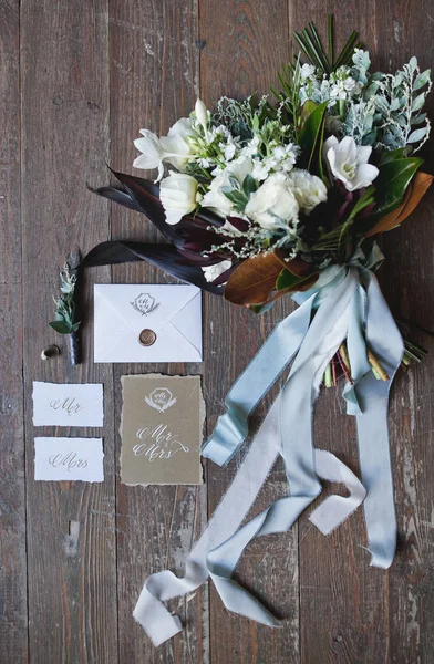 Esküvői meghívók és csokor — Stock Fotó
