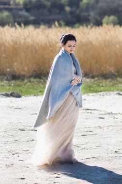 bej renkli elbiseli kız