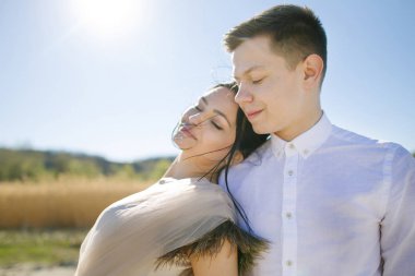 Çift, çayır üzerinde açık havada