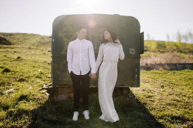 Eski konteyner yakınındaki genç Çift 