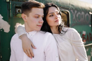 Eski konteyner yakınındaki genç Çift 