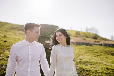 Eski konteyner yakınındaki genç Çift 