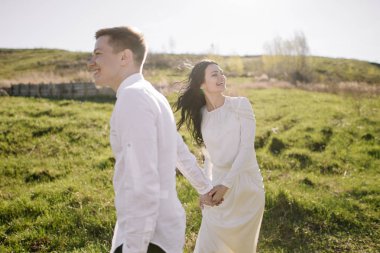 Çift, çayır üzerinde açık havada