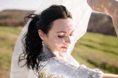 peçe ile güzel kız