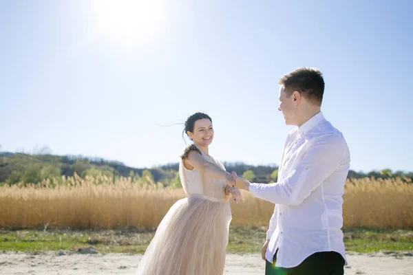 Milující dvojice na břehu jezera — Stock fotografie