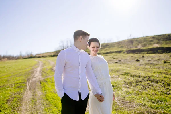 Loving couple in countryside — Stock Photo, Image
