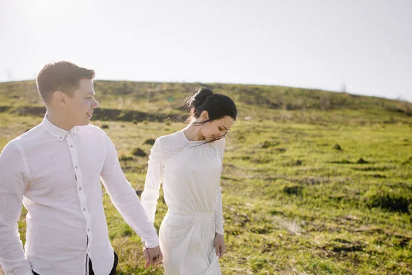 Casal amoroso no campo — Fotografia de Stock