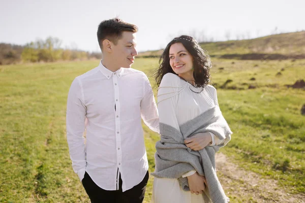 Casal amoroso no campo — Fotografia de Stock