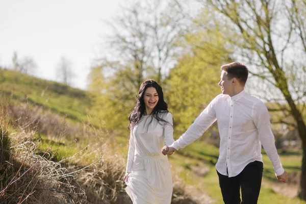 Casal amoroso no prado — Fotografia de Stock