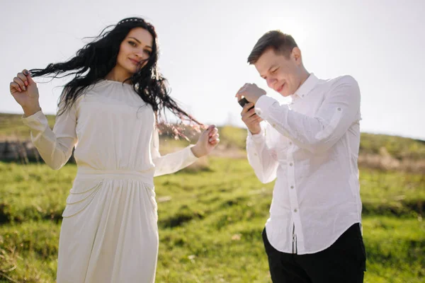 Casal, ao ar livre no prado — Fotografia de Stock