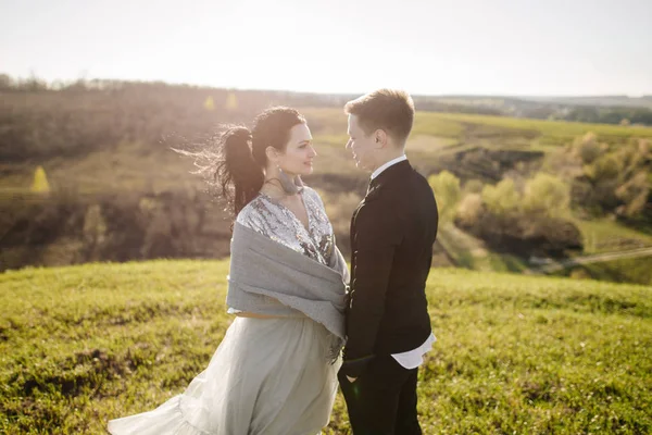 Casal amoroso no prado — Fotografia de Stock