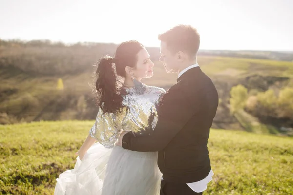 Casal amoroso no prado — Fotografia de Stock