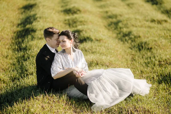 Pár, sedí na trávě — Stock fotografie