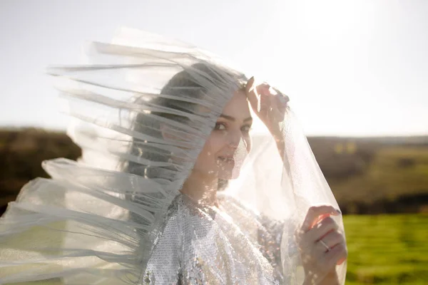 peçe ile güzel kız