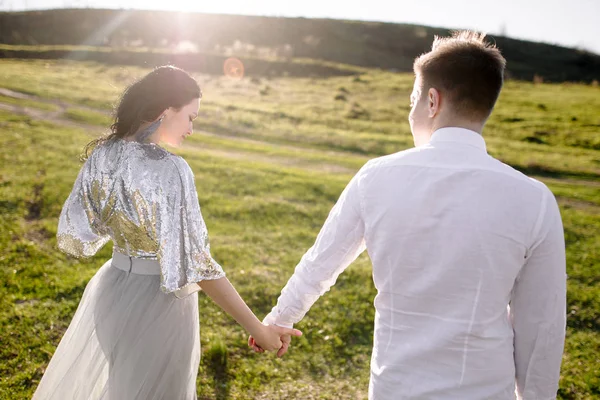 Coppia amorevole sul prato — Foto Stock