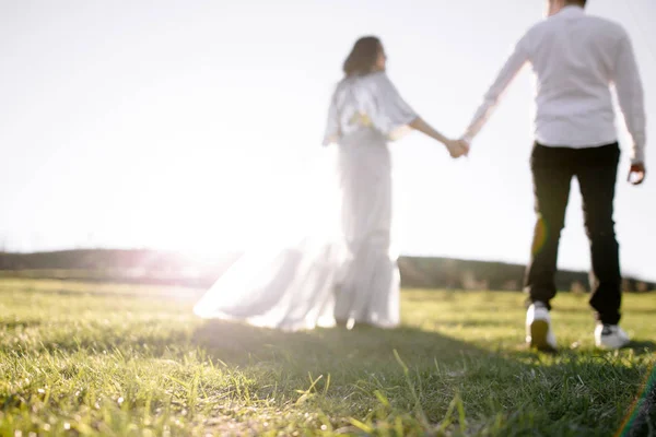 Verliefde paar op weide — Stockfoto