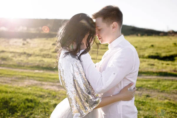 Pareja amorosa en el prado —  Fotos de Stock