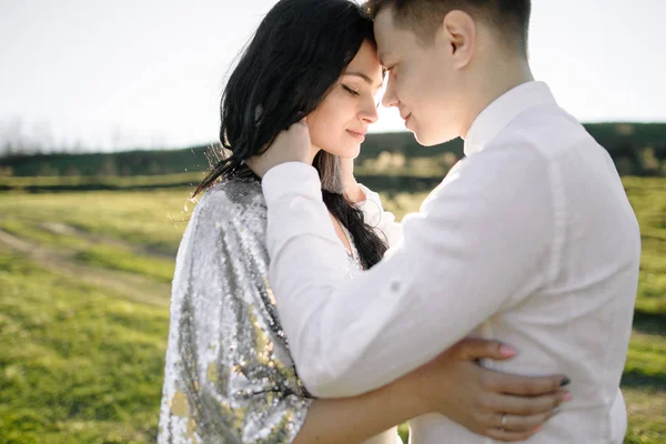 Casal amoroso no prado — Fotografia de Stock