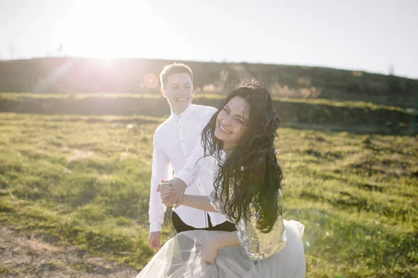 Casal amoroso no campo — Fotografia de Stock