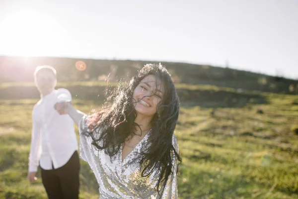 Casal amoroso no campo — Fotografia de Stock