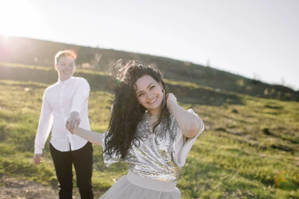 Casal amoroso no campo — Fotografia de Stock