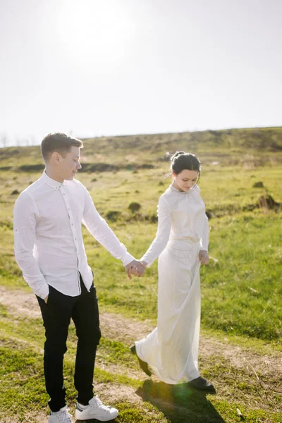 Casal amoroso no campo — Fotografia de Stock