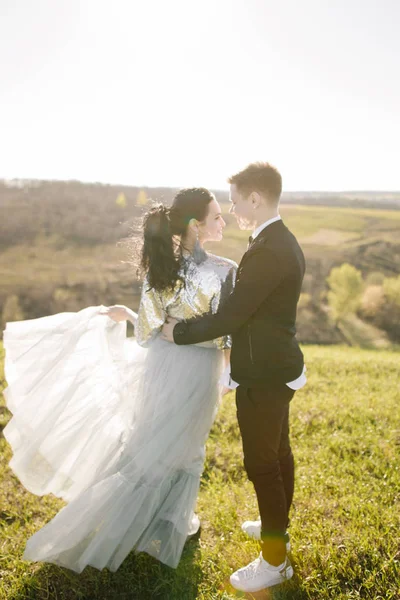 Casal amoroso no prado — Fotografia de Stock