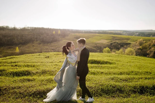 Couple aimant sur prairie — Photo